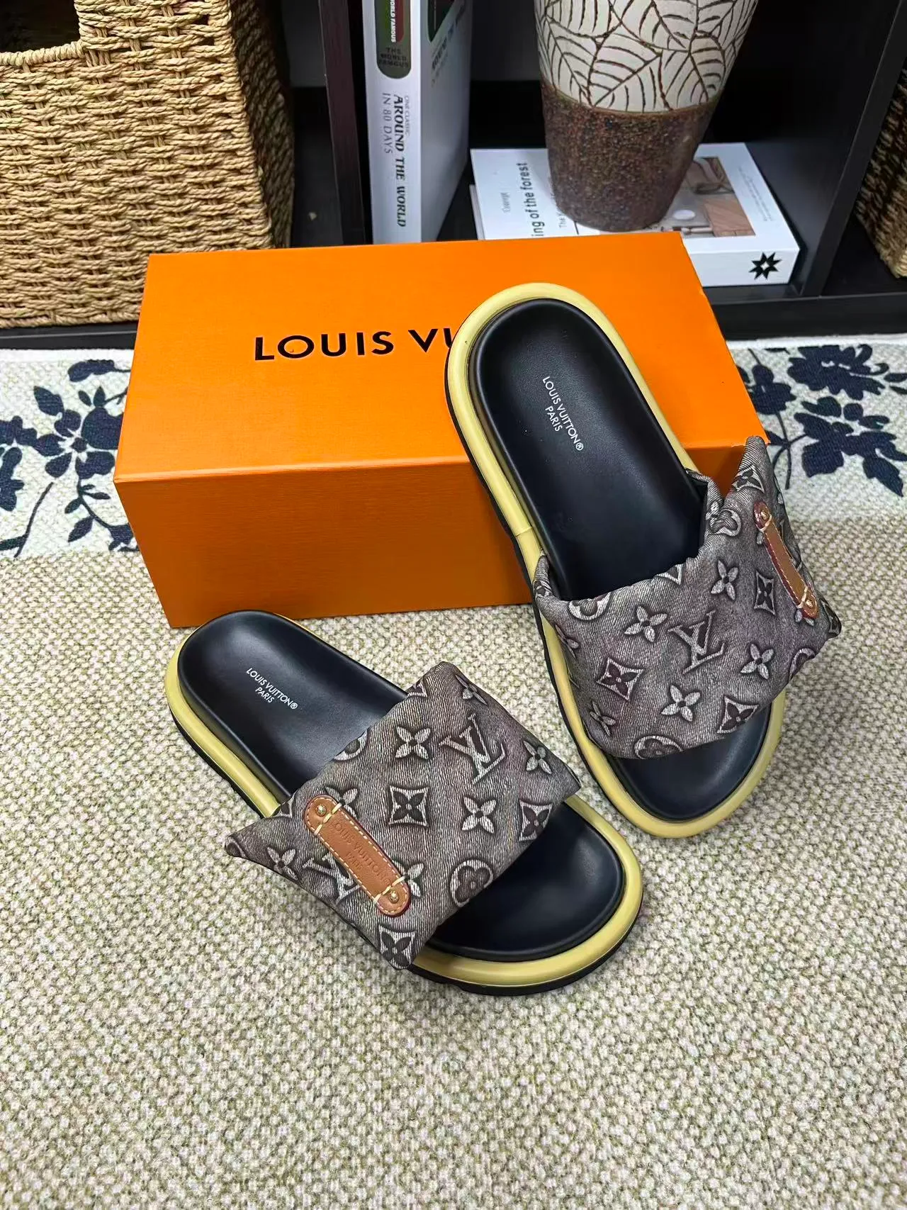 P340 [New Style] [LOUIS VUITTON] Louis Vuitton, LV printing, men's and women's slippers are now on the market, packed in drawer boxes with cloth bags and cards, the upper pattern looks very soft and waxy, and is a super versatile leg slimming tool. Fabric: imported denim/canvas/old fabric, LV hardware LOGO, official website pattern printing, comfortable to wear, feet: high-elastic PU water table. Sole: foam sole, heel height: about 5cm. Code number: 35-46, 35, 45, 46 are custom-made and non-returnable. Color: multiple colors and styles available.